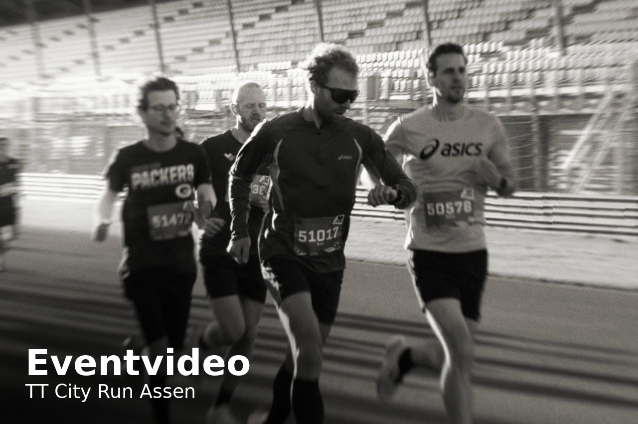 Thumbnail eventvideo van de TT City Run Assen met een groepje van 4 hardlopers en 1 op zijn horloge kijkt