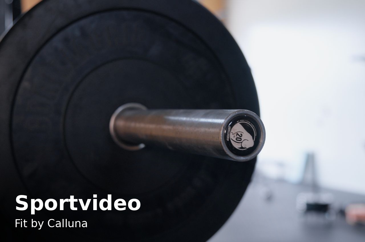 Thumbnail Sportvideo van Fit by Calluna waarin een barbell met gewichten prominent in beeld zijn