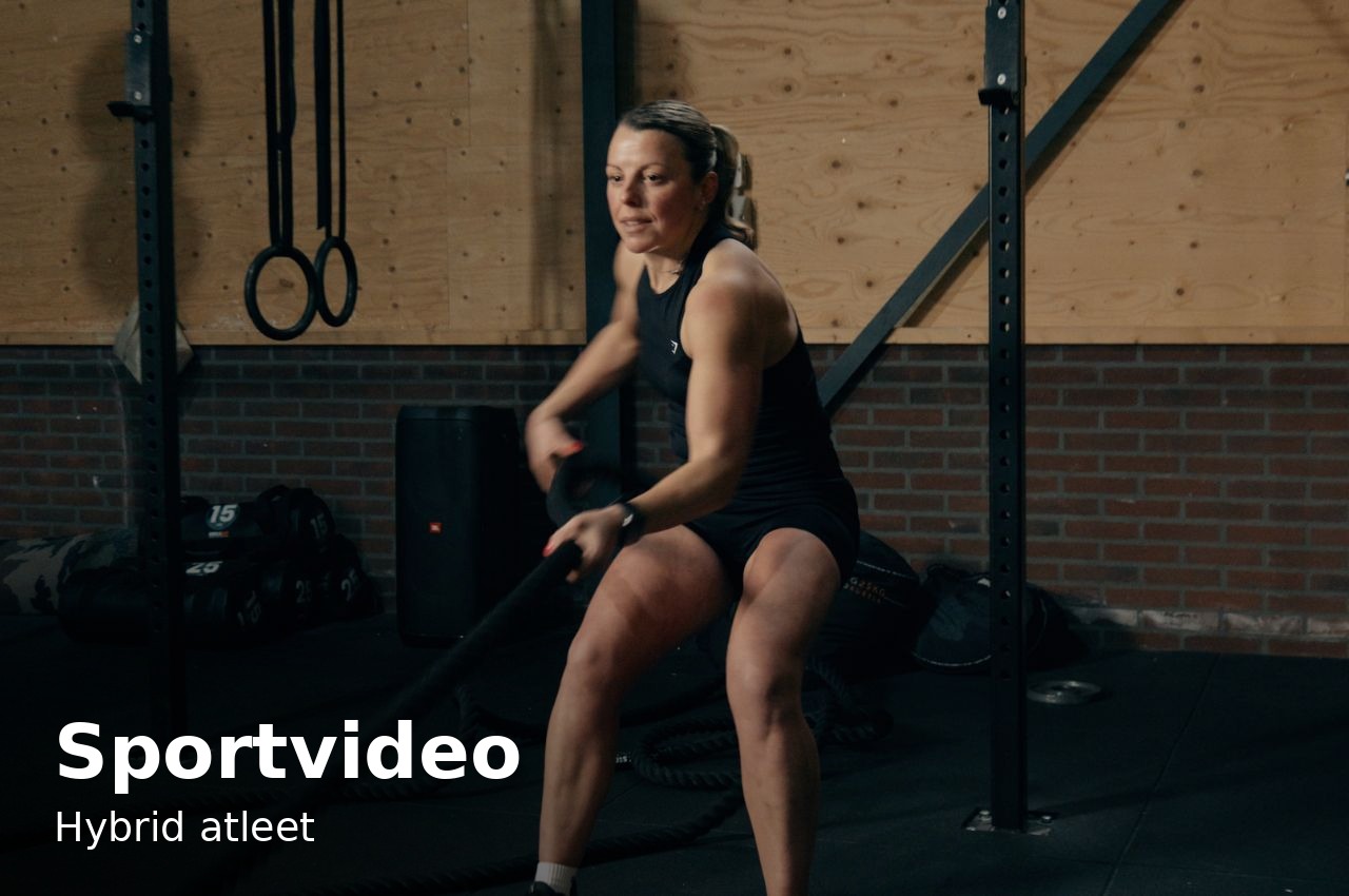 Thumbnail sportvideo van een Hybrid atleet die aan een touw trekt in een sportschool
