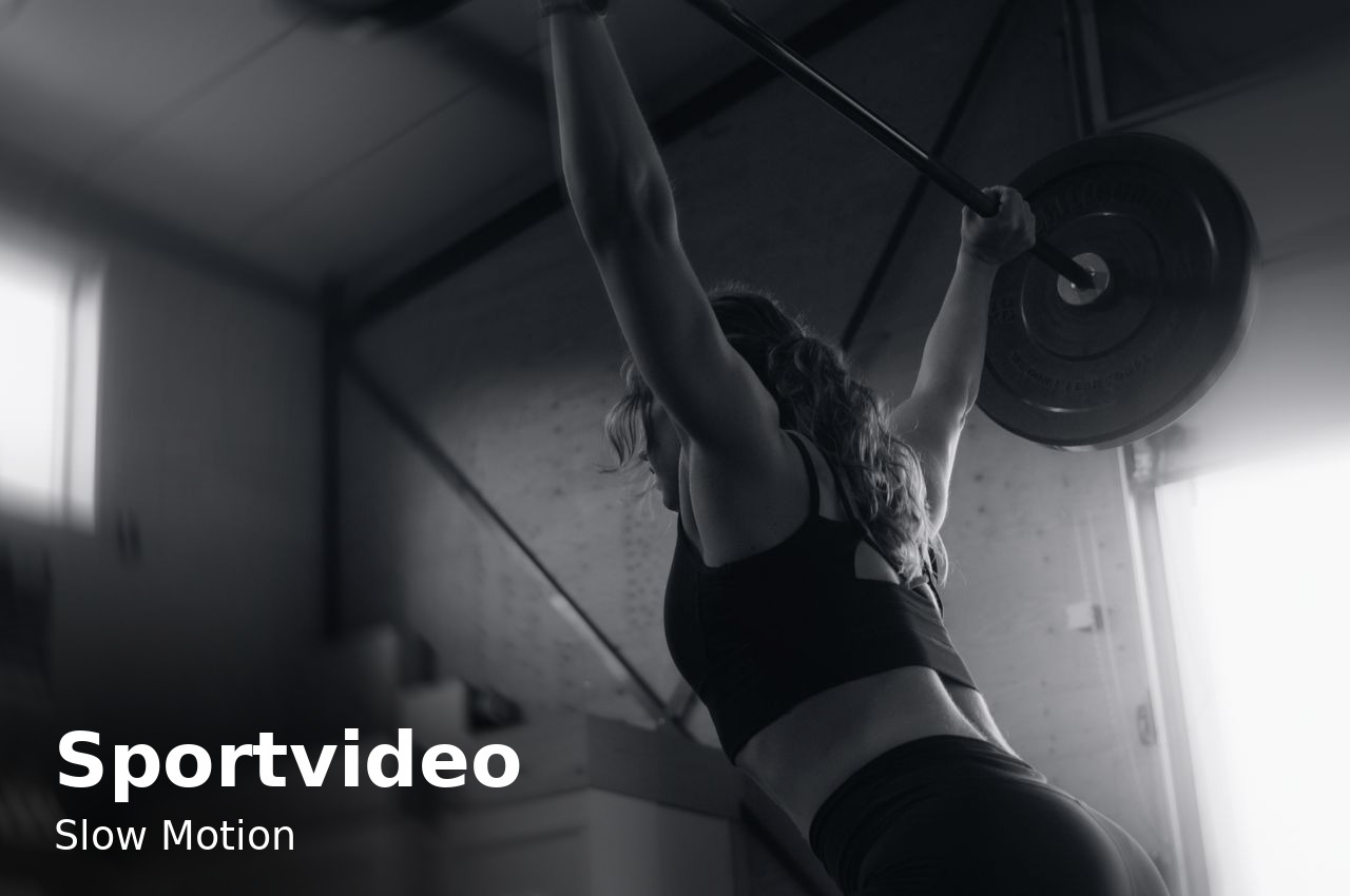 Thumbnail sportvideo van een atleet die gewicht boven haar hoofd houdt